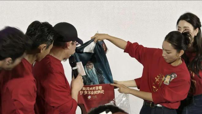 ”定位打破常规CNY营销套路米乐m6伊利新春贺岁：“百搭(图9)