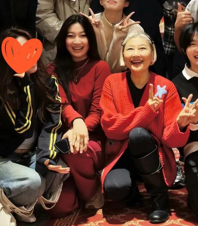 女儿咸欣宜罕见出镜一路繁花只叫了牛在在来米乐体育M6直播平台57岁张蔷北京团建(图9)